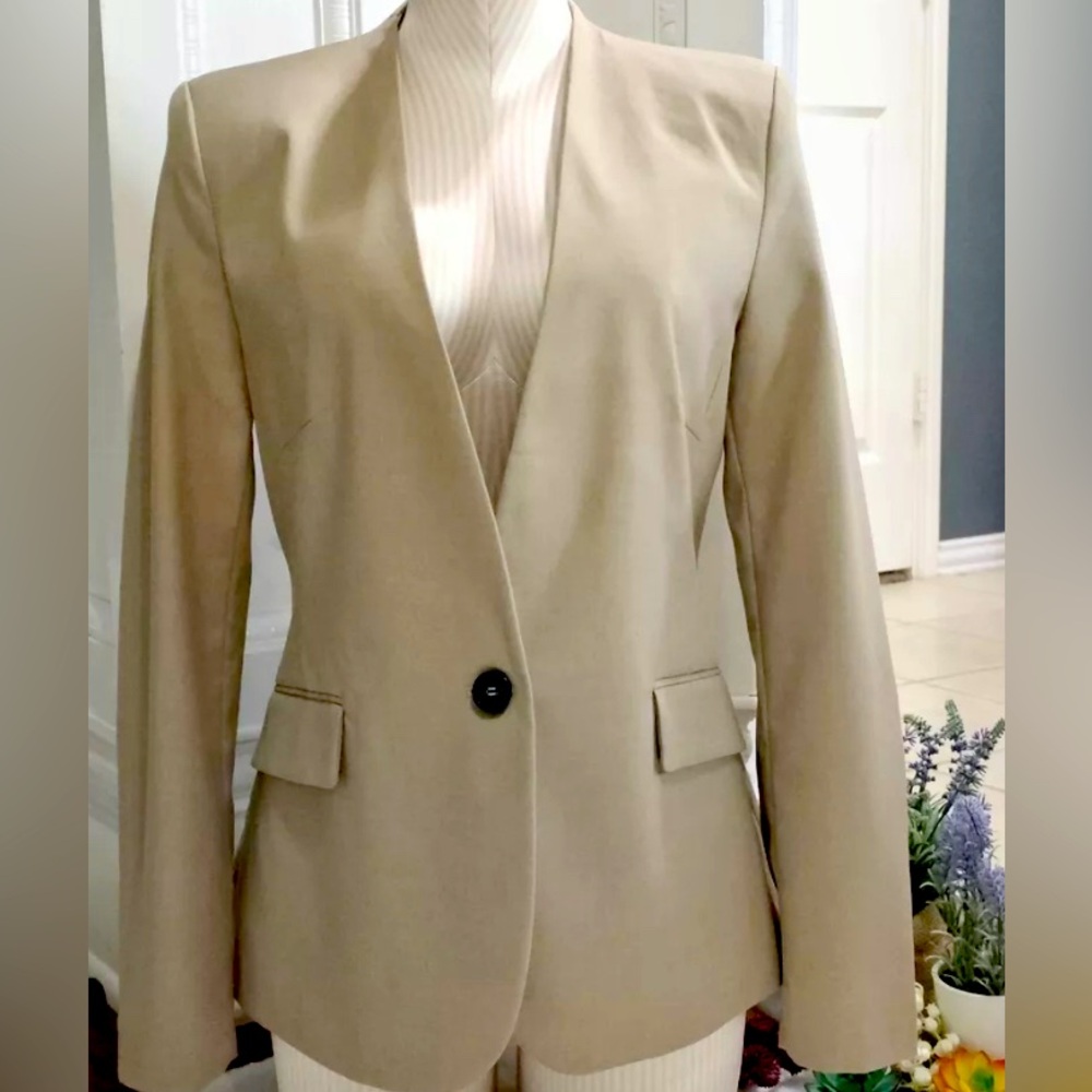 Zara new women’s blazer size 12.                     #12